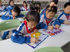  少先队员们取社区